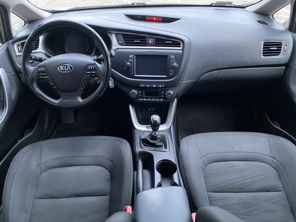 Kia Ceed SW 1,6 GDI Silver .Mo.-i, 1 Tulajdonos, Vezetett szervizkönyv.