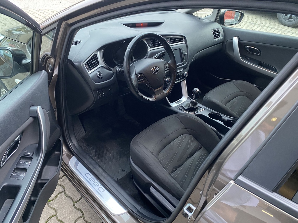 Kia Ceed SW 1,6 GDI Silver .Mo.-i, 1 Tulajdonos, Vezetett szervizkönyv.