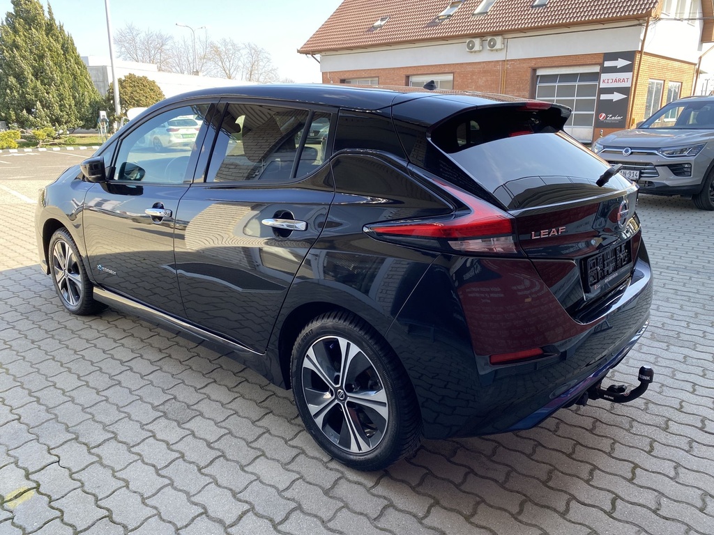 Nissan Leaf Tekna e+62kWh, Törésmentes, Gyári fényezés, 2db töltő, Vonóhorog kerékpárszállításra!