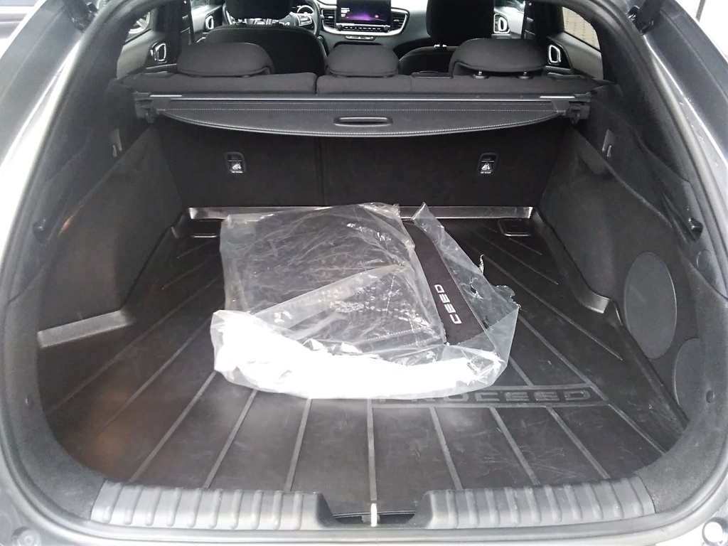 KIA PROCEED 2025 ULTIMATE EDITION PLUS + ADA CSOMAG + NAPTETŐ + AUTOMATA