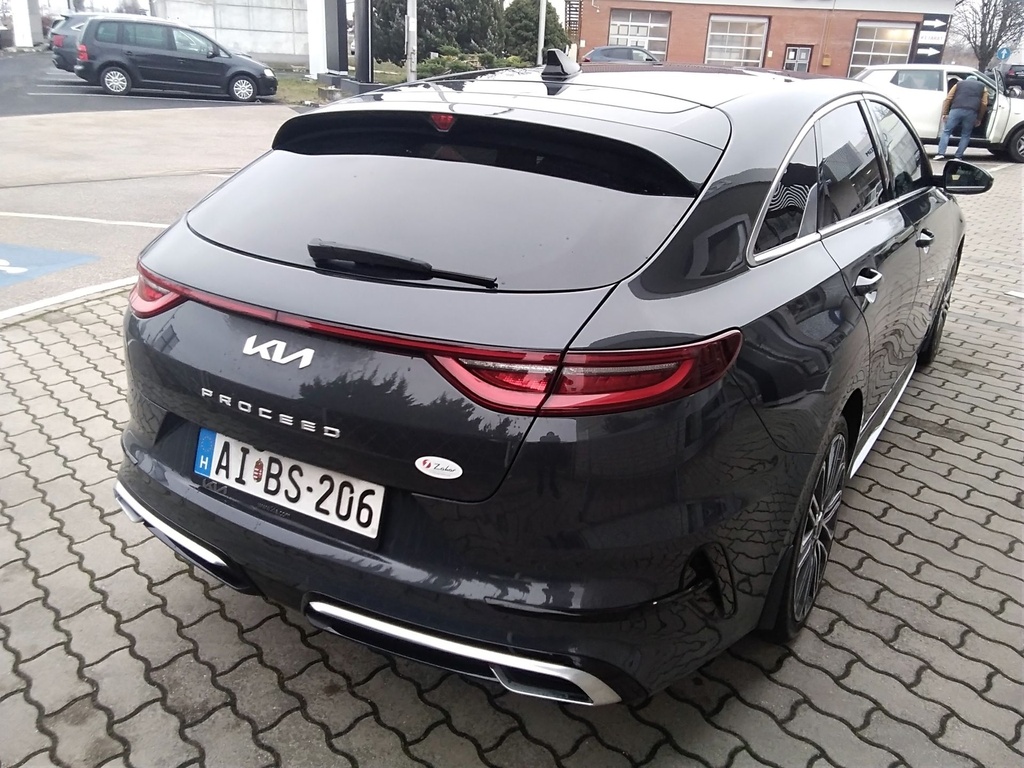 KIA PROCEED 2024 ULTIMATE EDITION PLUS + ADA CSOMAG + NAPTETŐ + AUTOMATA