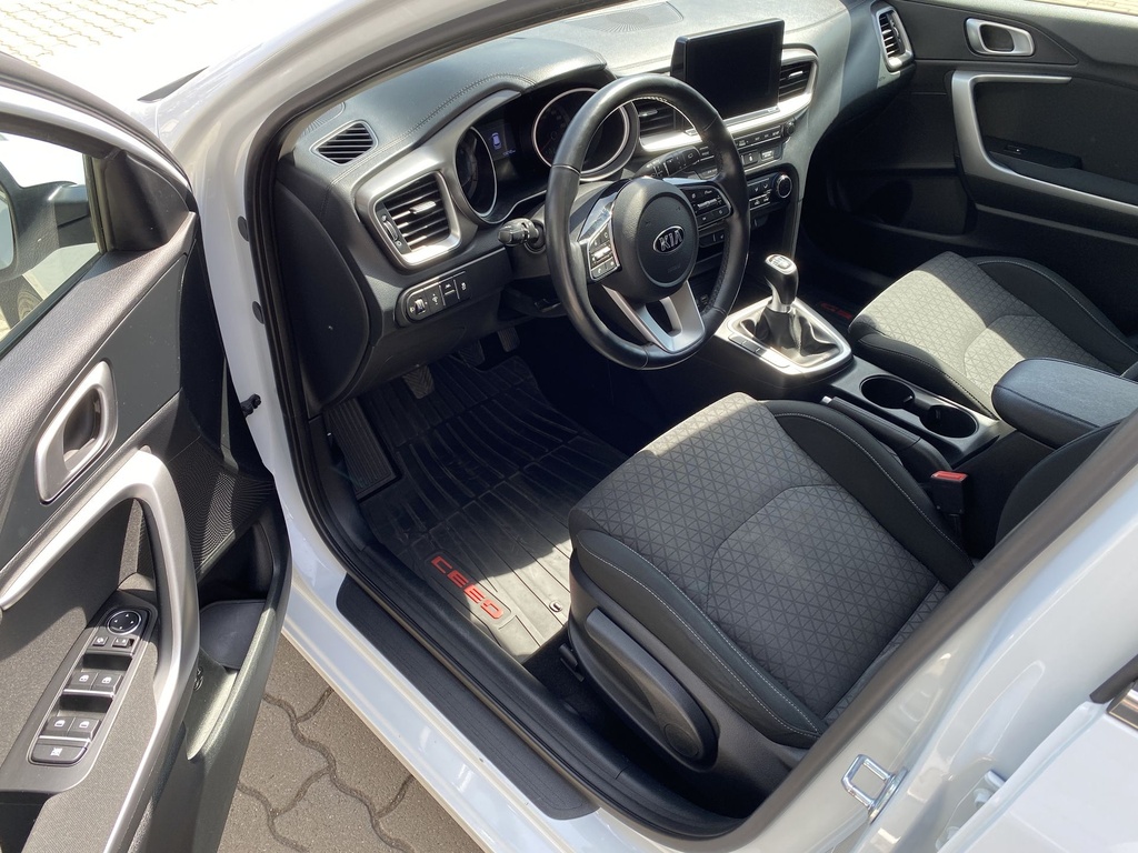 Kia Ceed SW 1,4 Platinum, Gyári garanciális, Gyári fényezés, téli-nyári gumik!