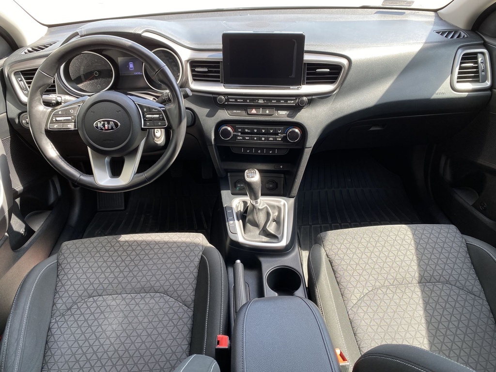 Kia Ceed SW 1,4 Platinum, Gyári garanciális, Gyári fényezés, téli-nyári gumik!
