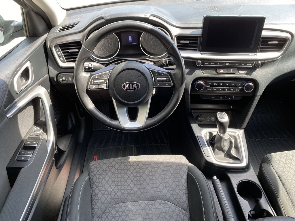 Kia Ceed SW 1,4 Platinum, Gyári garanciális, Gyári fényezés, téli-nyári gumik!