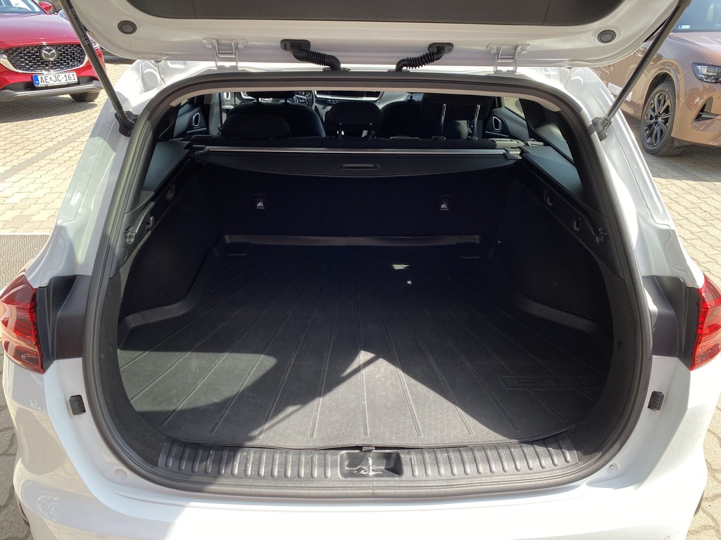 Kia Ceed SW 1,4 Platinum, Gyári garanciális, Gyári fényezés, téli-nyári gumik!