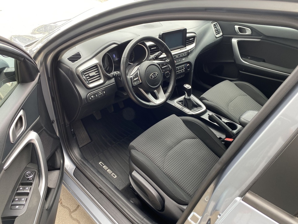 Kia Ceed SW 1,4 T-GDI Silver + Tolató, Gyári garanciális, téli-nyári gumik felnin! 