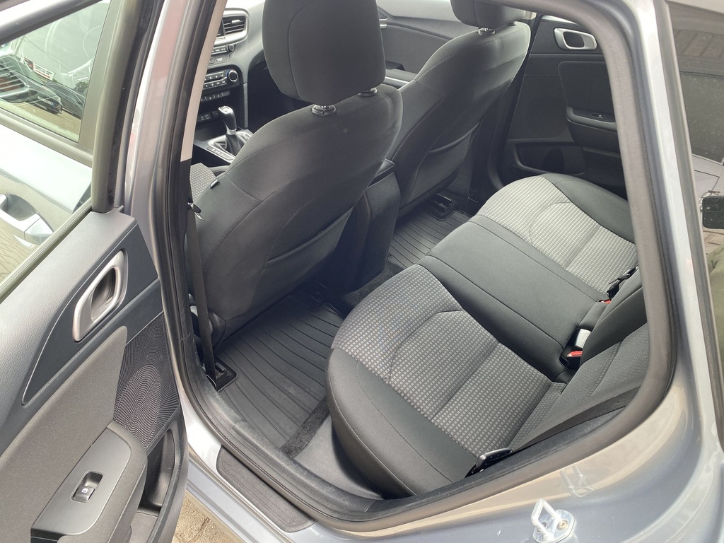 Kia Ceed SW 1,4 T-GDI Silver + Tolató, Gyári garanciális, téli-nyári gumik felnin! 