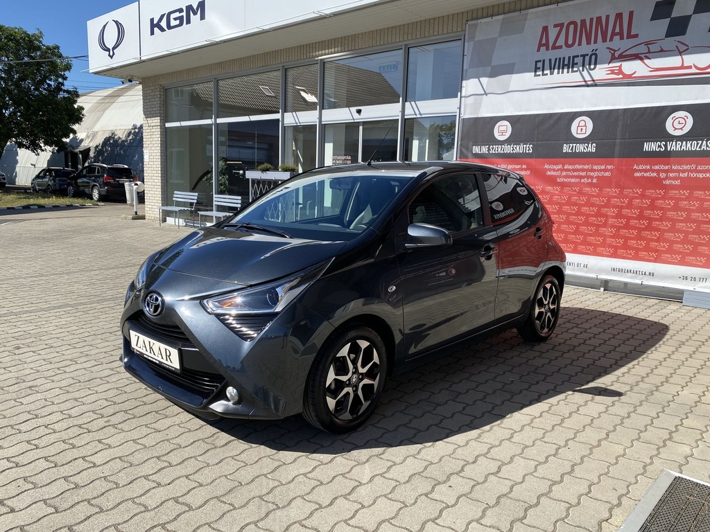 Toyota Aygo 1.0 X-Play + Style+ Connectivity. Mo.-i, 1 Tulajdonos, Gyári fényezés, Végig szervizelt, Téli- Nyári gimik felnin.