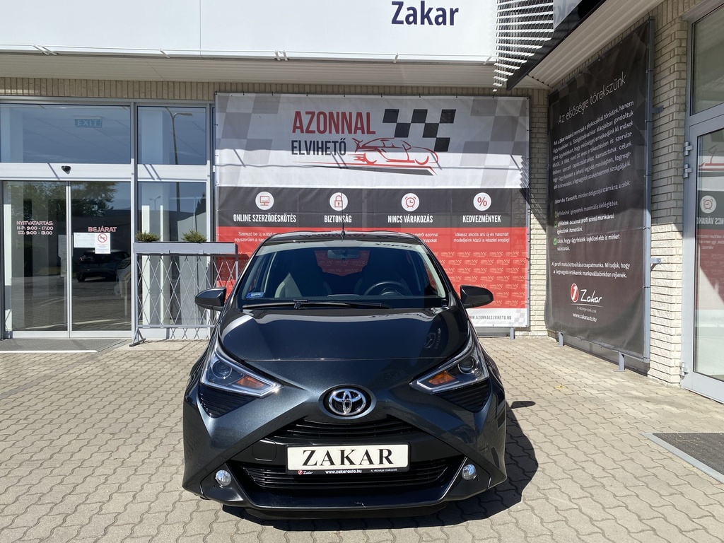 Toyota Aygo 1.0 X-Play + Style+ Connectivity. Mo.-i, 1 Tulajdonos, Gyári fényezés, Végig szervizelt, Téli- Nyári gimik felnin.