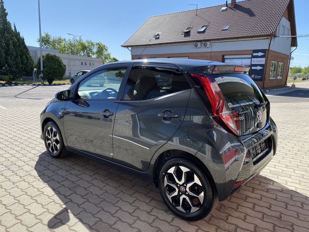 Toyota Aygo 1.0 X-Play + Style+ Connectivity. Mo.-i, 1 Tulajdonos, Gyári fényezés, Végig szervizelt, Téli- Nyári gimik felnin.