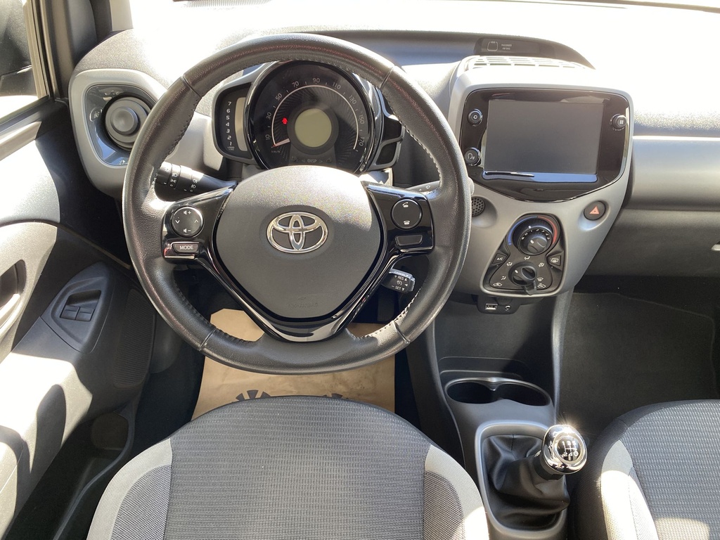 Toyota Aygo 1.0 X-Play + Style+ Connectivity. Mo.-i, 1 Tulajdonos, Gyári fényezés, Végig szervizelt, Téli- Nyári gimik felnin.