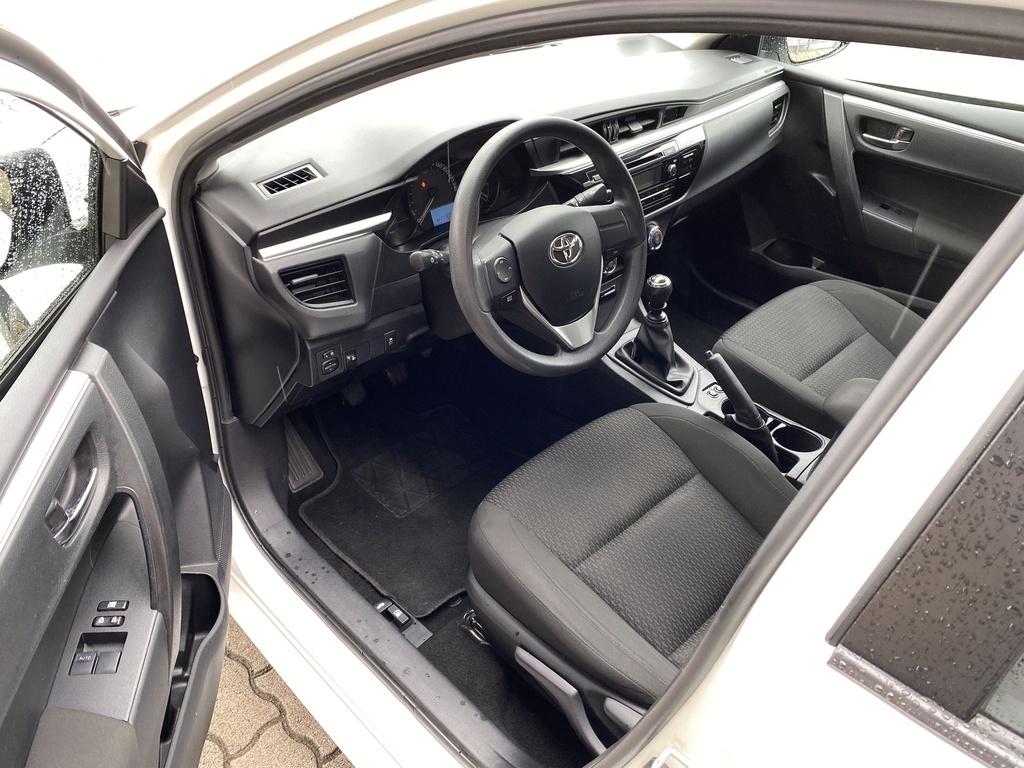 Toyota Corolla Sedan 1.33 Live, Mo.-i, 2. Tulajdonos, Vezetett szervizkönyv, Gyári fényezés, Téli-Nyári gumik!