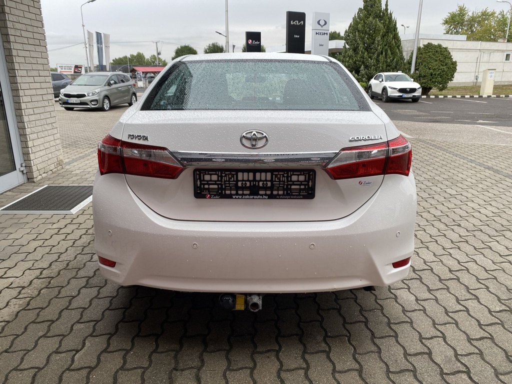 Toyota Corolla Sedan 1.33 Live, Mo.-i, 2. Tulajdonos, Vezetett szervizkönyv, Gyári fényezés, Téli-Nyári gumik!