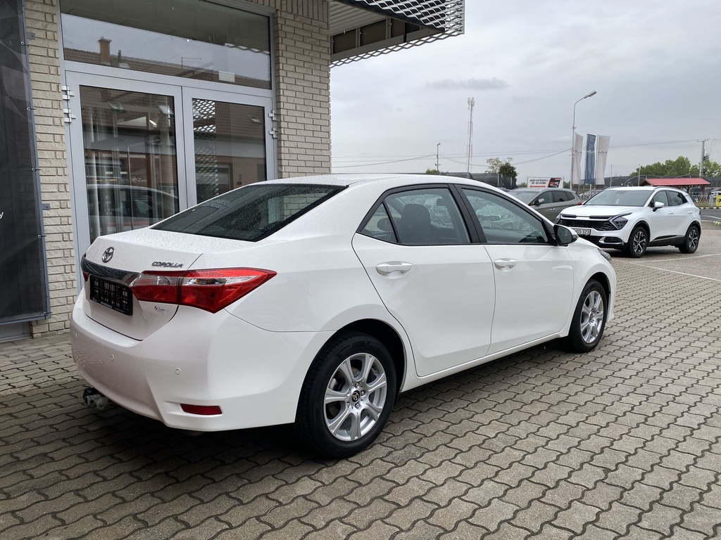 Toyota Corolla Sedan 1.33 Live, Mo.-i, 2. Tulajdonos, Vezetett szervizkönyv, Gyári fényezés, Téli-Nyári gumik!