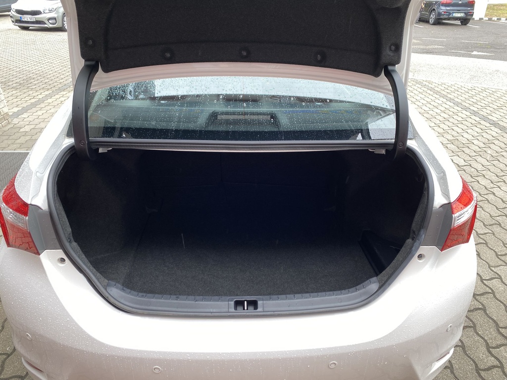 Toyota Corolla Sedan 1.33 Live, Mo.-i, 2. Tulajdonos, Vezetett szervizkönyv, Gyári fényezés, Téli-Nyári gumik!