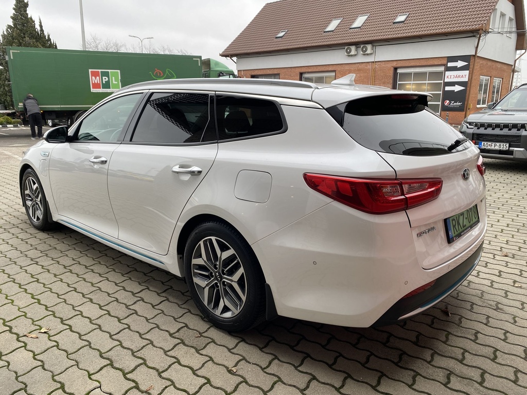 Kia Optima2.0 PHEV AT. Mo.-i, 2 Tulajdonos, Gyári garanciális, Vezetett szervizkönyv! Téli-Nyári gumikkal!
