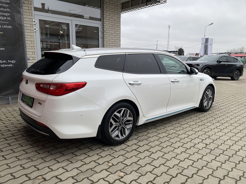 Kia Optima2.0 PHEV AT. Mo.-i, 2 Tulajdonos, Gyári garanciális, Vezetett szervizkönyv! Téli-Nyári gumikkal!