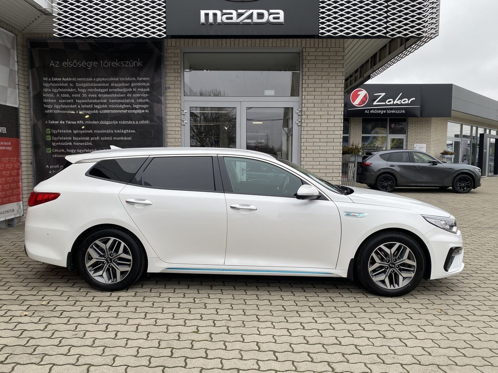 Kia Optima2.0 PHEV AT. Mo.-i, 2 Tulajdonos, Gyári garanciális, Vezetett szervizkönyv! Téli-Nyári gumikkal!