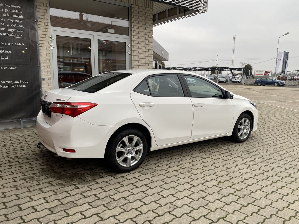 Toyota Corolla Sedan 1.33 Live, Mo.-i, 2. Tulajdonos, Vezetett szervizkönyv, Gyári fényezés, Téli-Nyári gumik!