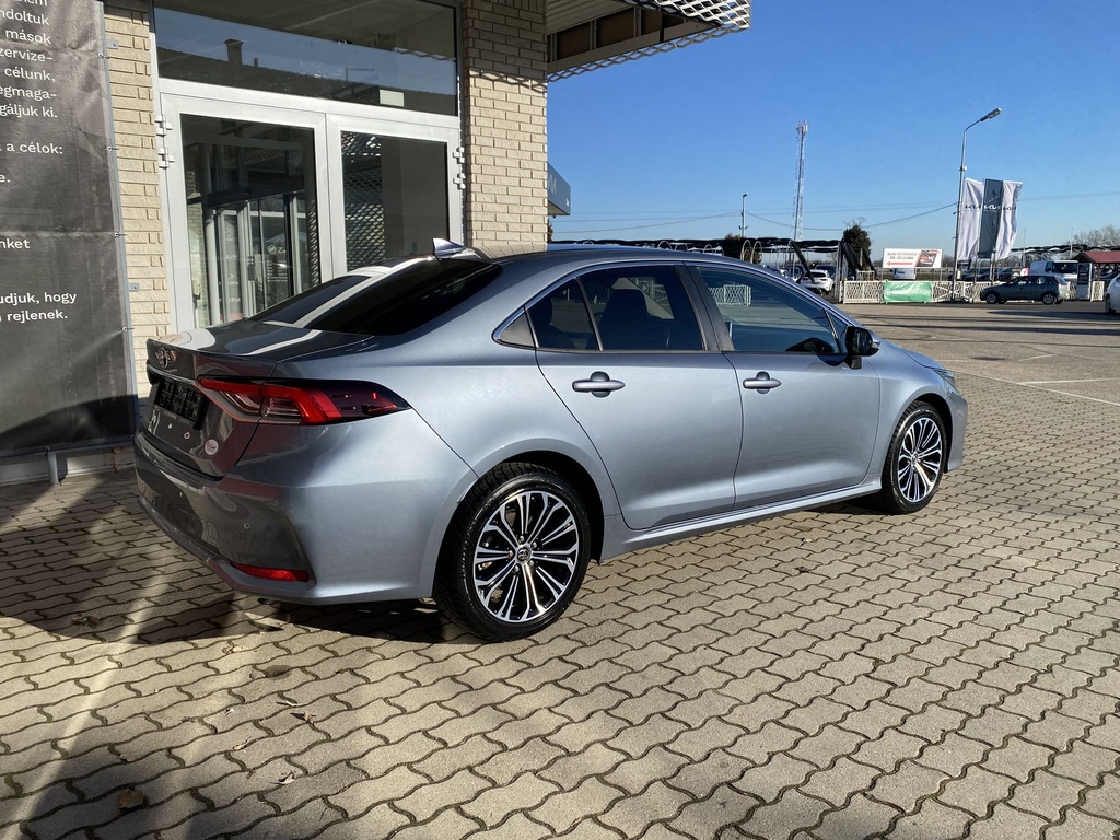 Toyota Corolla Sedan 1.6 Comfort Style Tech, Mo.-i, 2. Tulajdonos, Vezetett szervizkönyv, Téli-Nyári gumik. 
