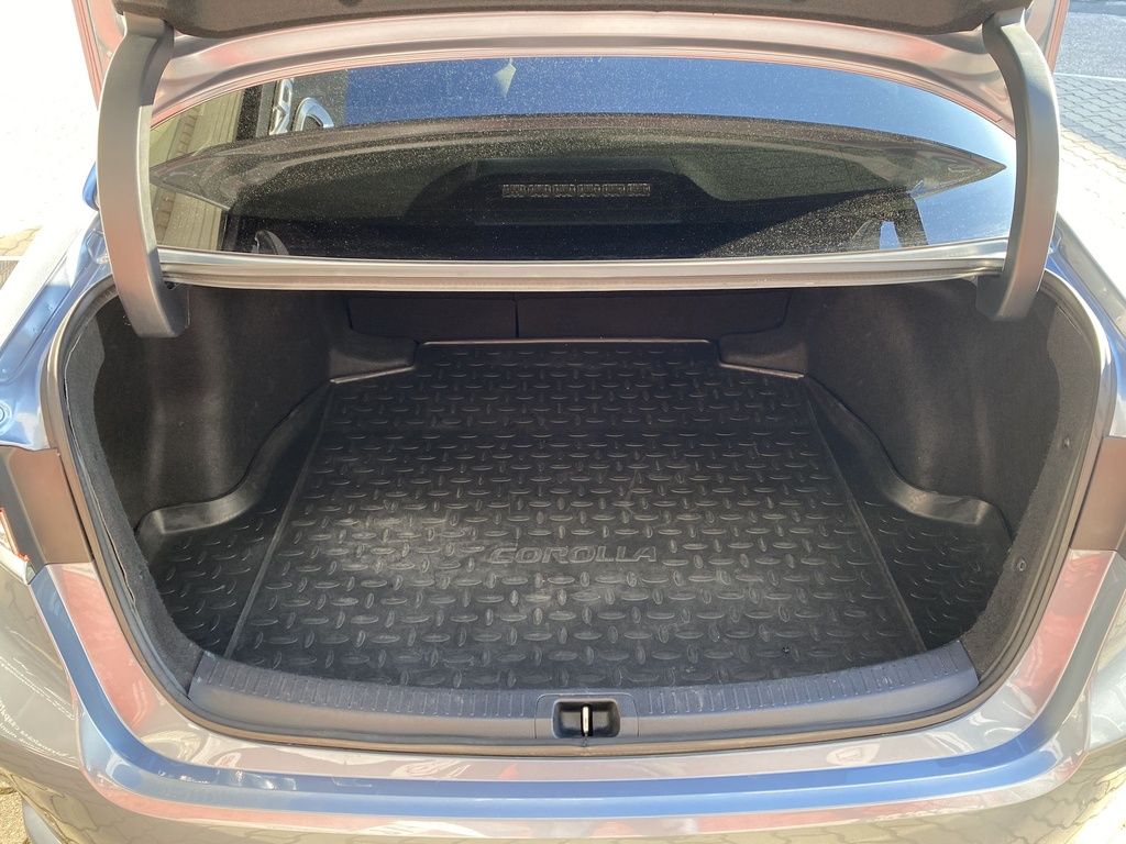 Toyota Corolla Sedan 1.6 Comfort Style Tech, Mo.-i, 2. Tulajdonos, Vezetett szervizkönyv, Téli-Nyári gumik. 