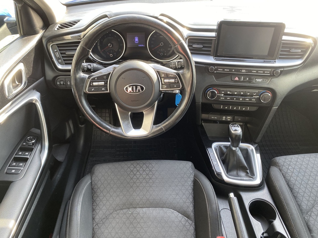 Kia Ceed 5 Ajtós 1.4 MPI Gold , Mo.i, 2 Tulajdonos,  Vezetett szervizkönyv, Téli-Nyári gumik felnin.