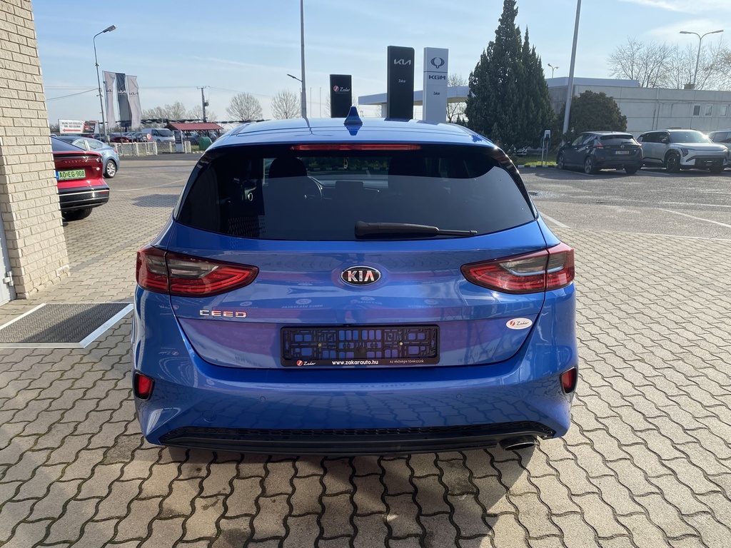 Kia Ceed 5 Ajtós 1.4 MPI Gold , Mo.i, 2 Tulajdonos,  Vezetett szervizkönyv, Téli-Nyári gumik felnin.