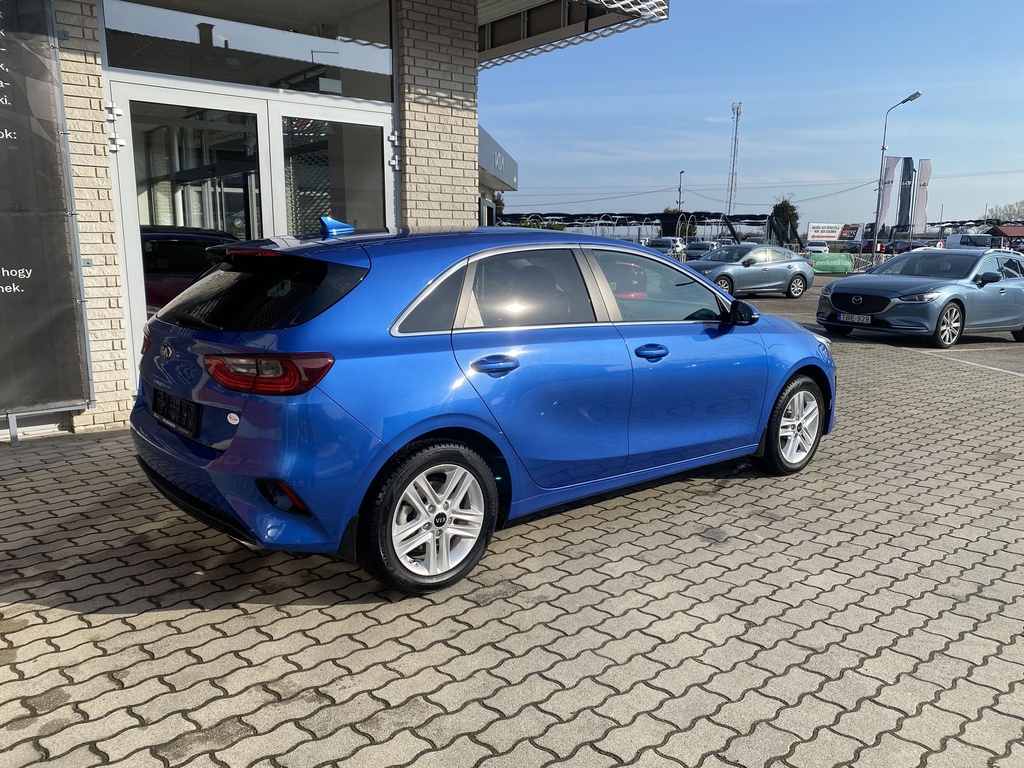 Kia Ceed 5 Ajtós 1.4 MPI Gold , Mo.i, 2 Tulajdonos,  Vezetett szervizkönyv, Téli-Nyári gumik felnin.