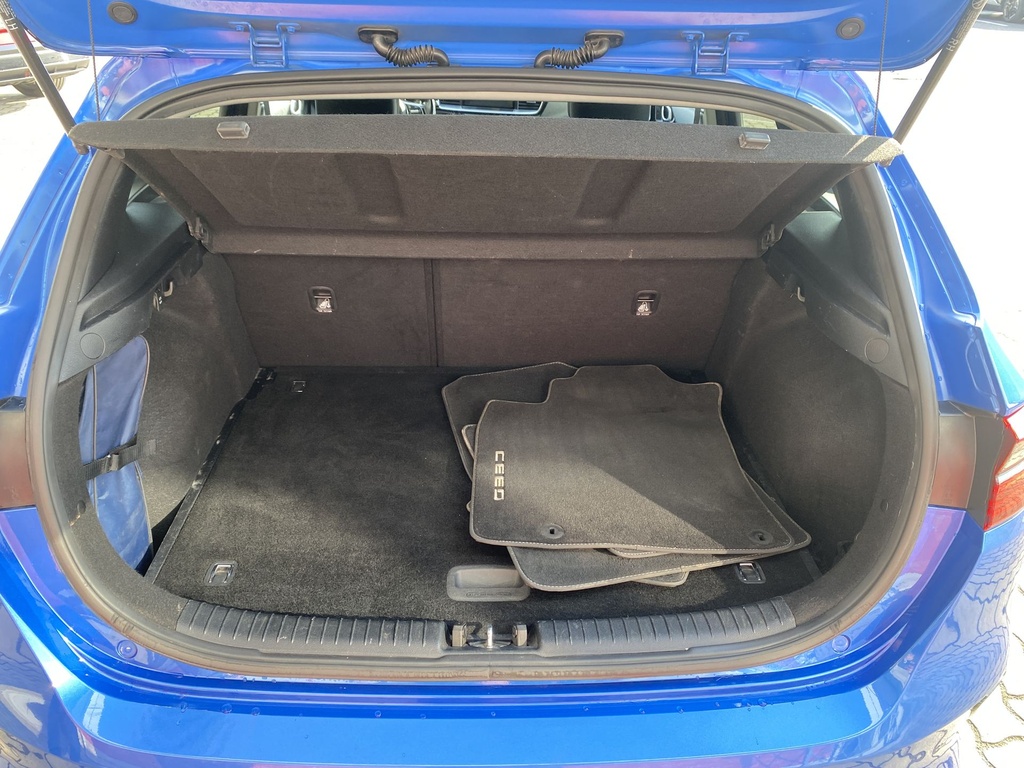 Kia Ceed 5 Ajtós 1.4 MPI Gold , Mo.i, 2 Tulajdonos,  Vezetett szervizkönyv, Téli-Nyári gumik felnin.